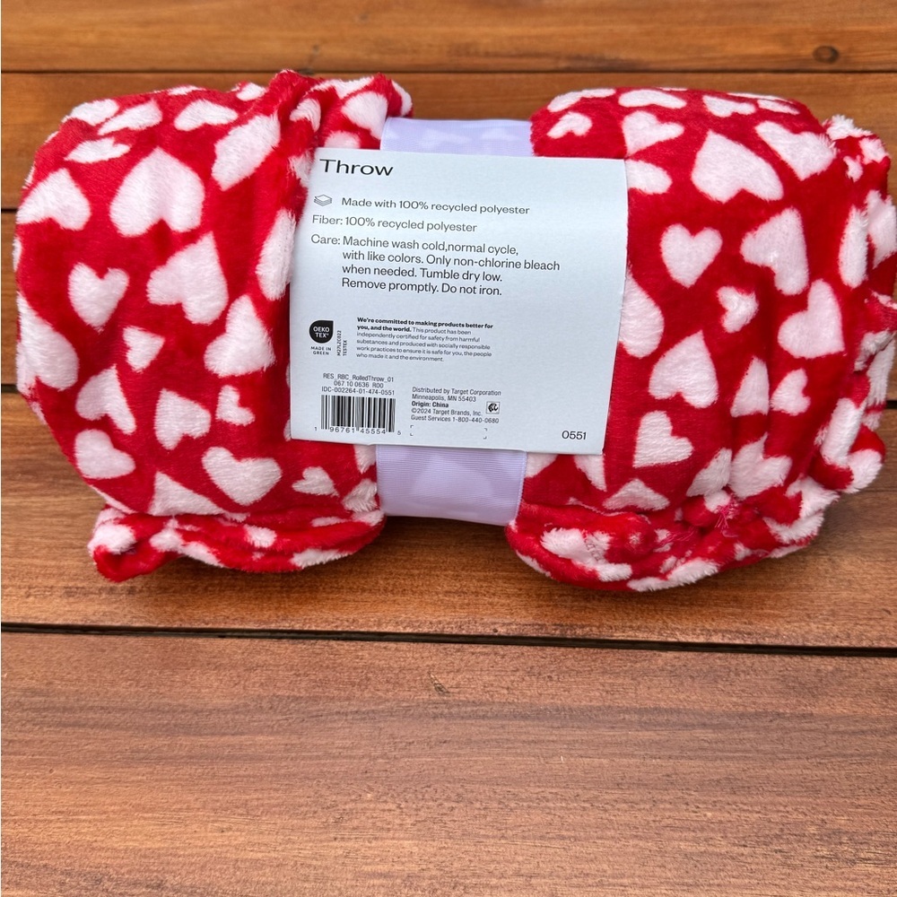 2 Room Essentials 50in x 60in Red and White Heart Throw Blanket New - Picture 4 of 5